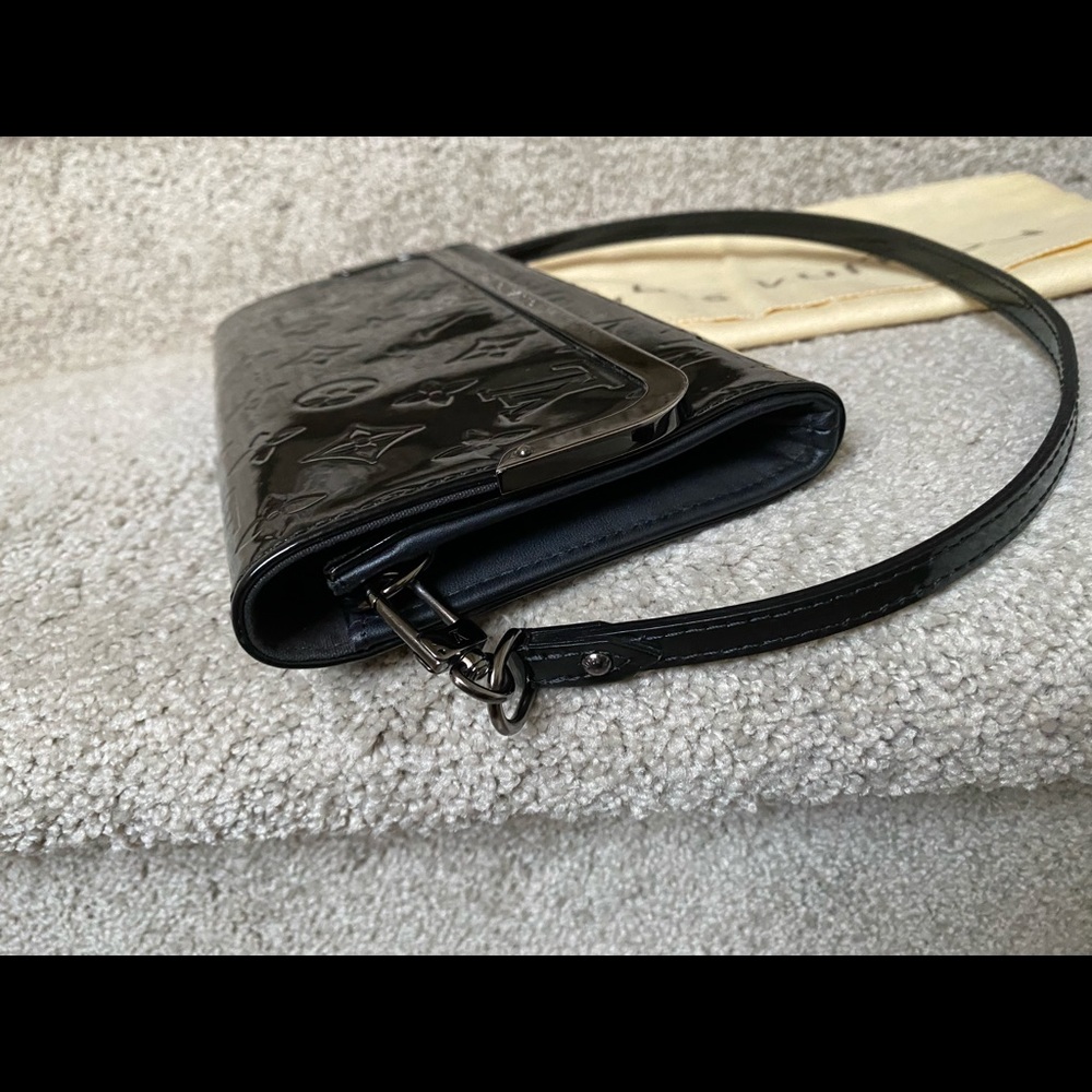 HOLD. Louis Vuitton vernis clutch with strap - Picture 6 of 12